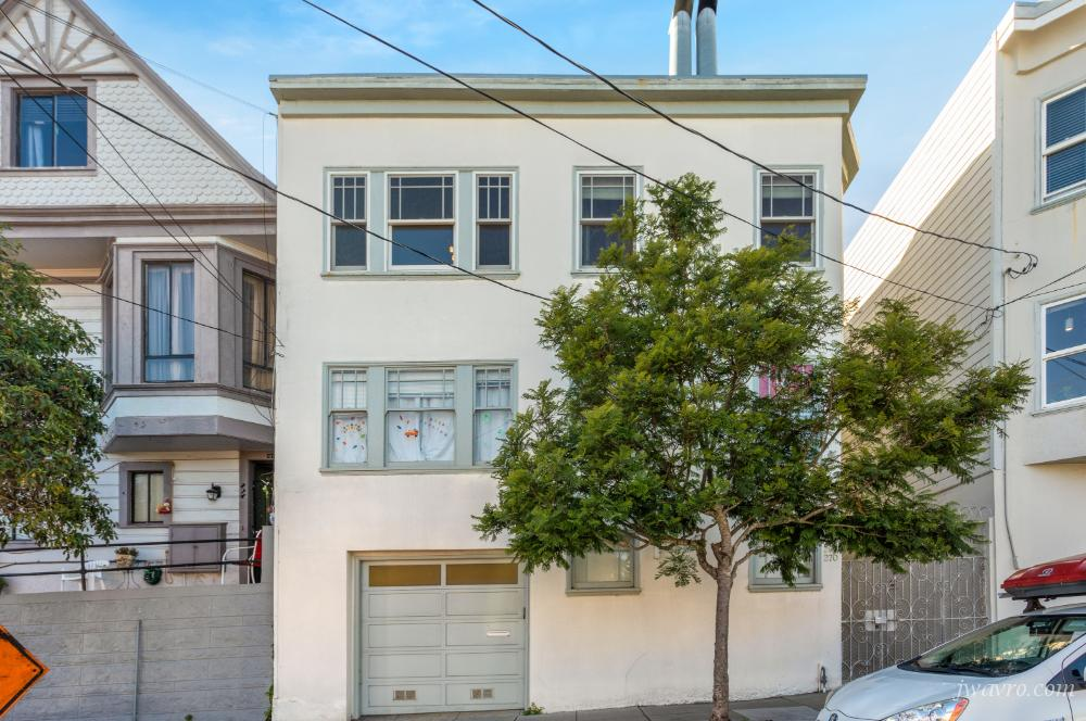 Spacious Top Floor Flat near Day Street Park w/ pkg