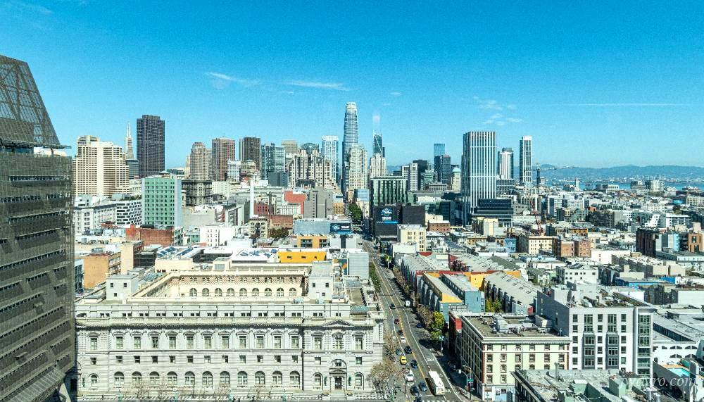 Luxury Penthouse Level Condo - City and Bay views!