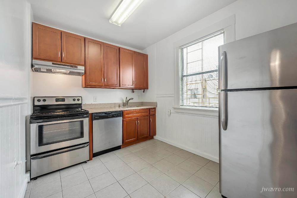 Must See Bright Remodeled Top Floor 1bd! Prime Location!
