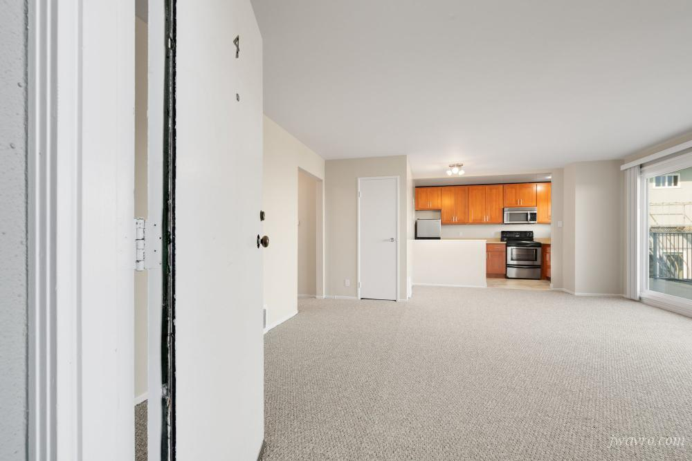 Must See Large Remodeled View 1bd w/ Balcony!