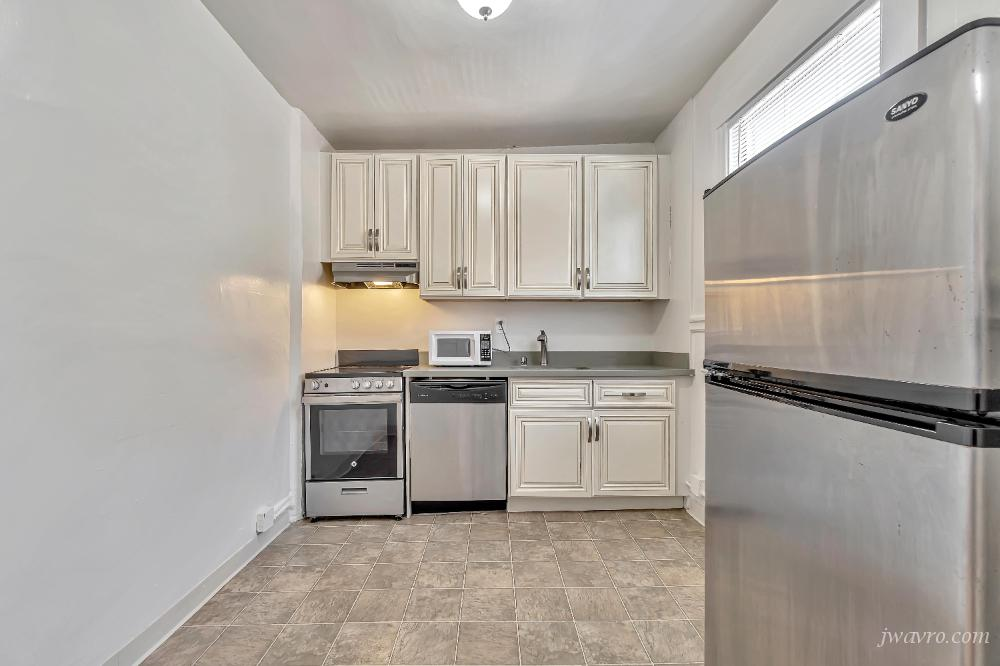Remodeled Prime Nob Hill Studio w/ HW Floors! 