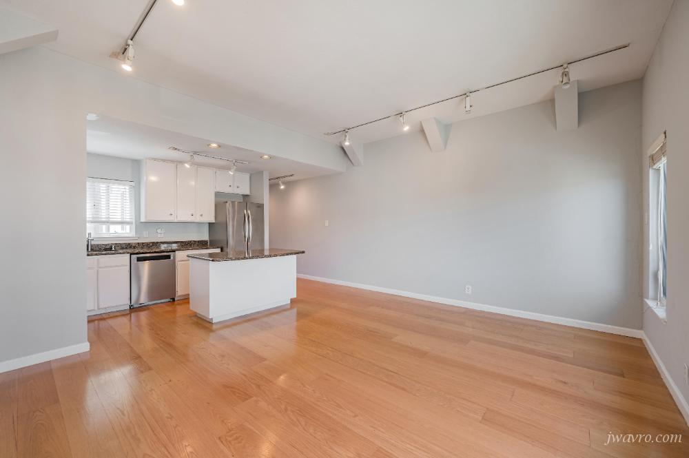 Must See Bright Remodeled Top Floor 1bd! Parking! Storage!