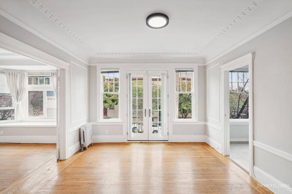 Bright Remodeled 1bd w/ HW Floors! Excellent Location!