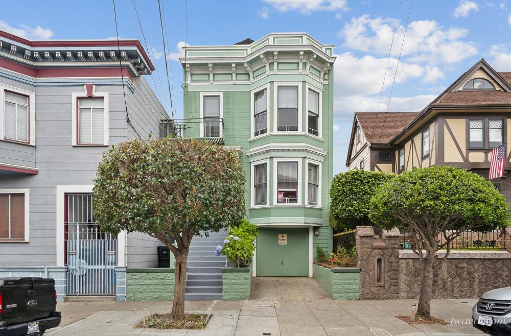 Top Floor 1 Bed 1 Bath Apartment with Views