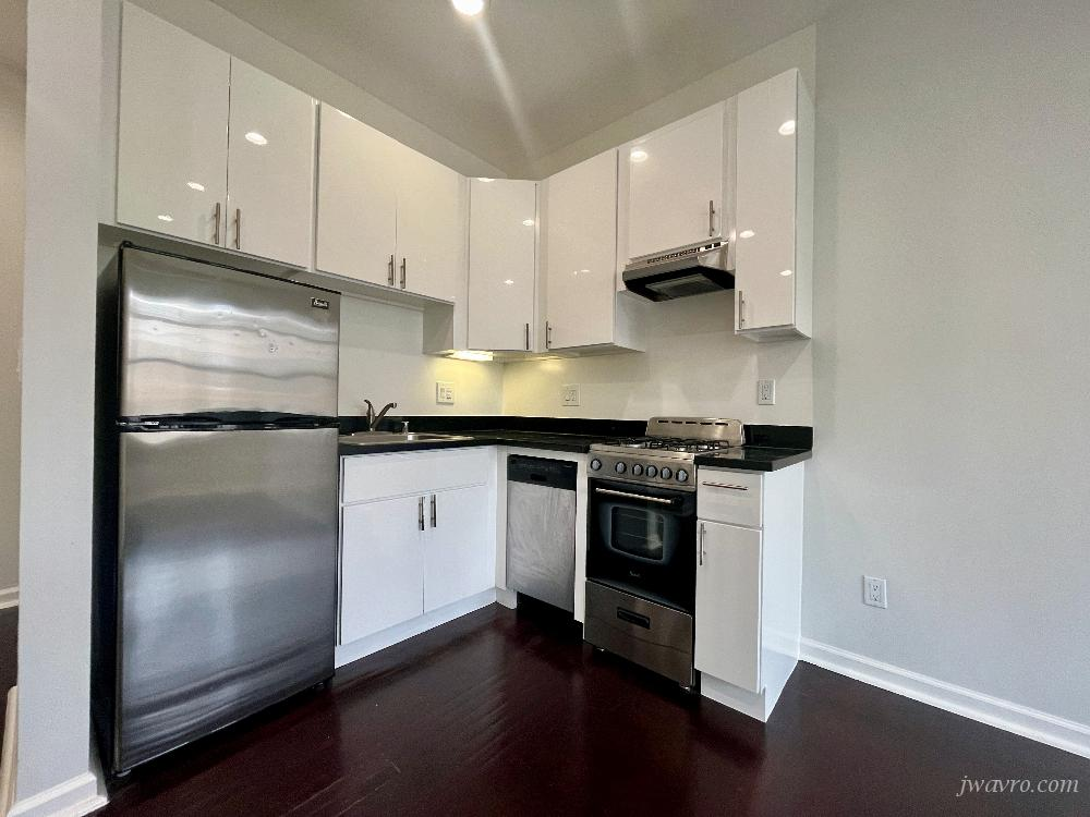 Top Floor 2BD/1BA Laundry In Unit