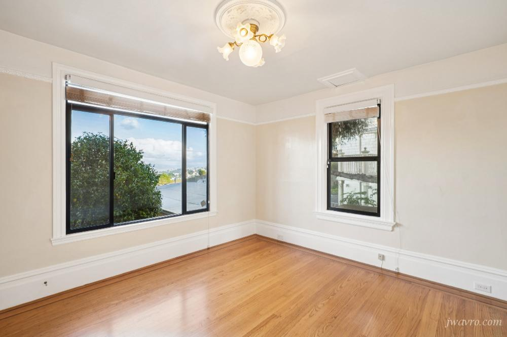 Bright Cute Updated Studio w/ Views & HW Floors!