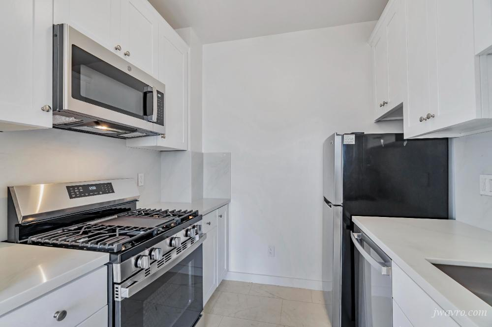 Prime Marina Bright Spacious Remodeled Top Floor Studio!