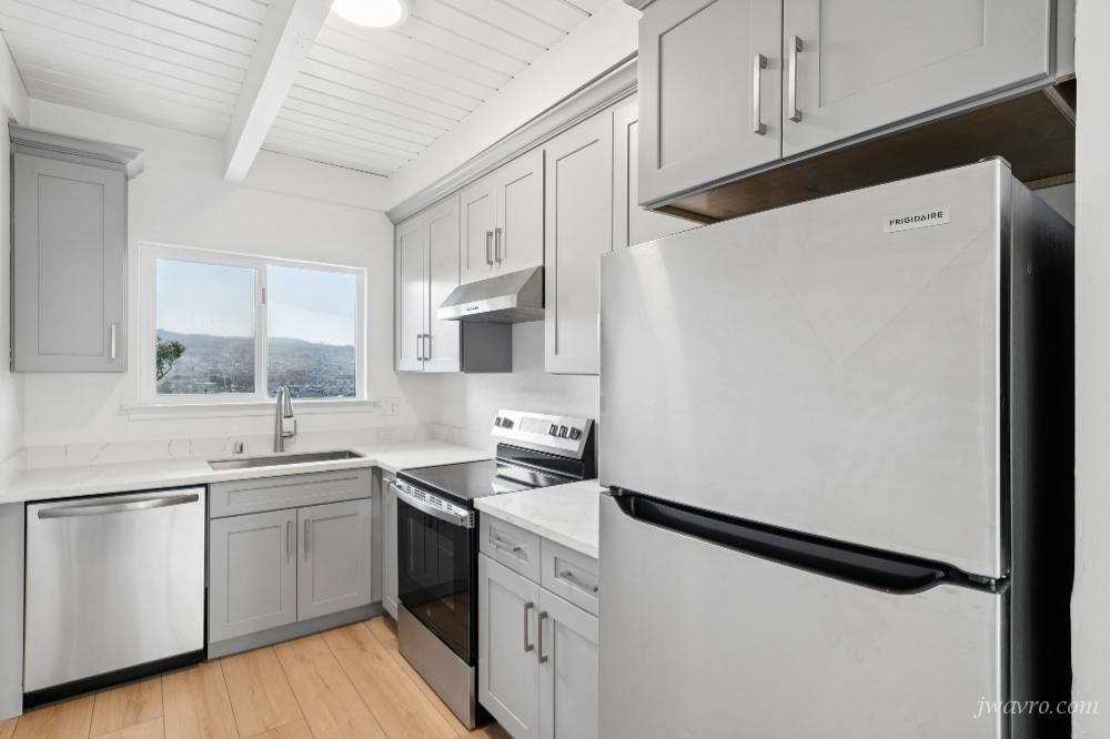 Bright Remodeled Top Floor 1bd w/ Patio! Must See!