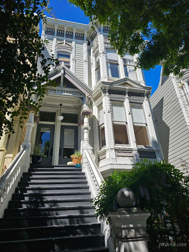 Remodeled Victorian 2 level 4 bedroom flat! Small pet ok