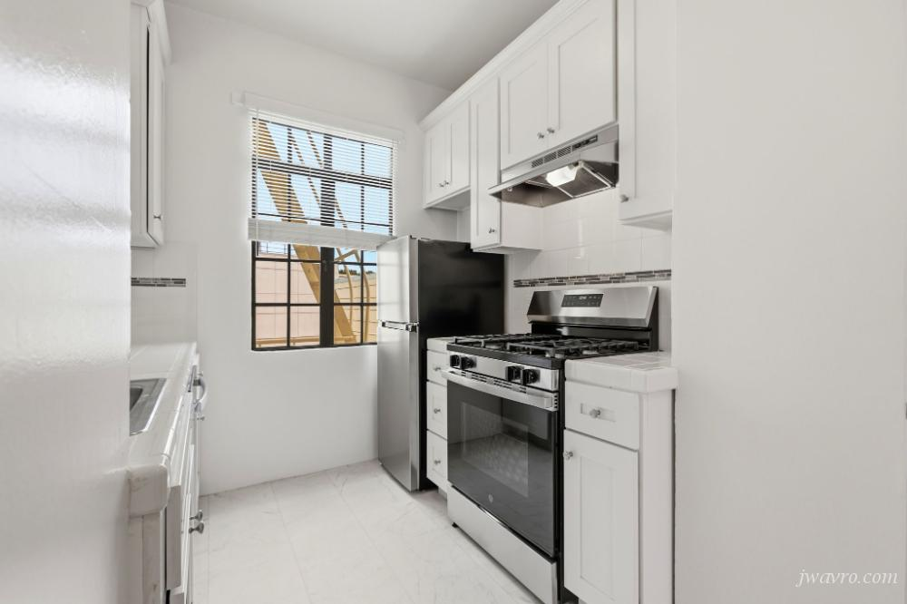 Must See Bright Spacious Remodeled View 1bd w/ HW Floors!