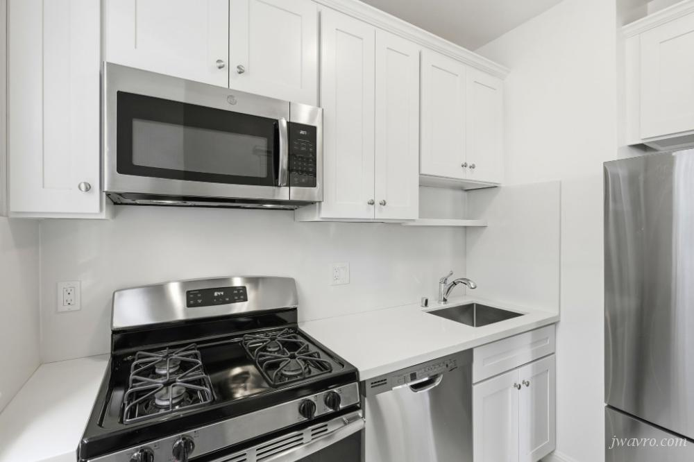 Bright Remodeled Top 1bd! Excellent Location!