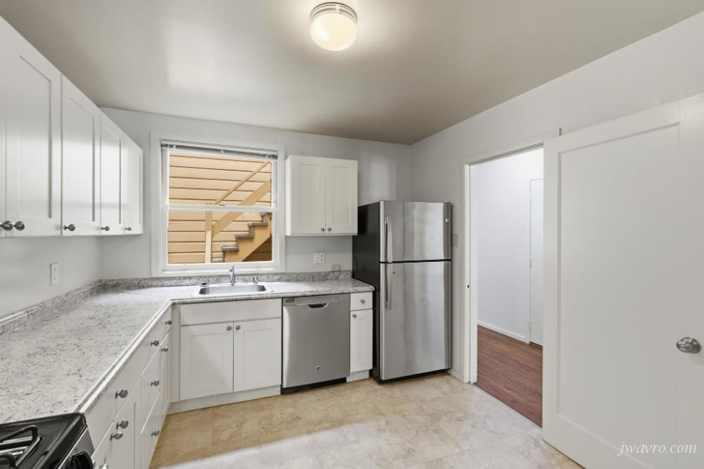 Spacious Central Richmond Remodeled Flat w/ Bonus Sun Room!