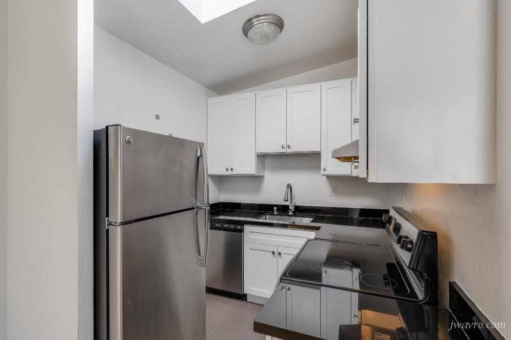 Remodeled Bright Top Floor View Apt w/ HW! Prime Location!