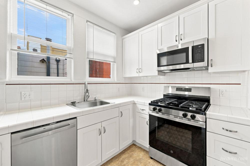 Spacious Remodeled Top Floor Corner View Apt on Lake St!