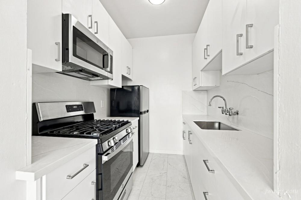 Wow! Bright Spacious Top Floor New Remodeled Studio!