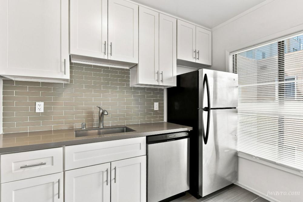 Bright Remodeled Spacious Top Floor 1bd w/ HW Floors!